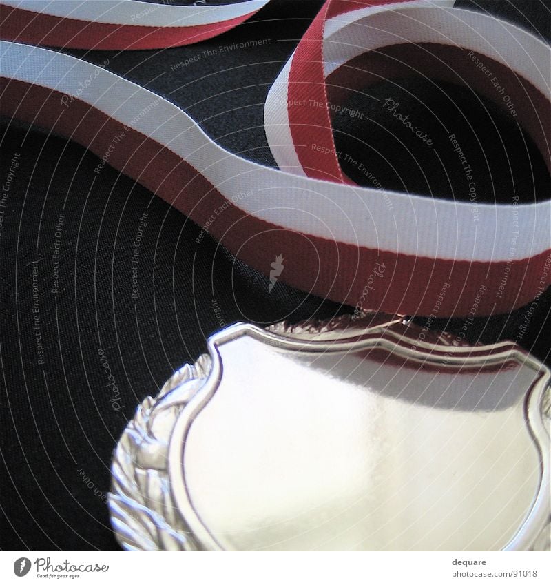 Erster Medaille Erfolg Reflexion & Spiegelung rot-weiß Plakette Makroaufnahme Nahaufnahme Freizeit & Hobby Schnur Glück belohnung silber Preisverleihung ehrung