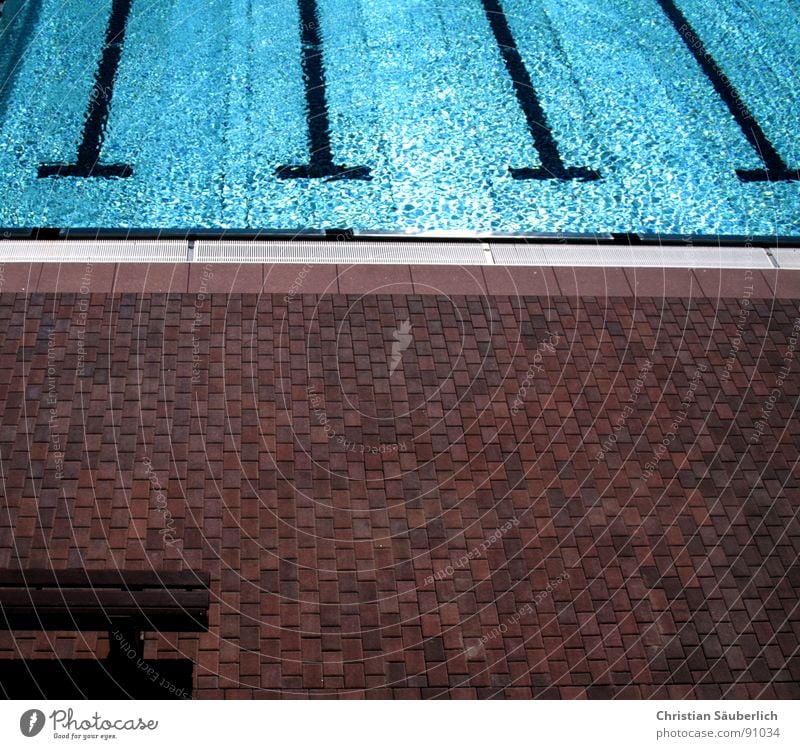 Badesaison 2007.5 Schwimmbad fließen kalt grün Sommer Chlor schwarz Parkbank Sport Spielen Wasser Eisenbahn Makierungen Treppe Geländer Fliesen u. Kacheln