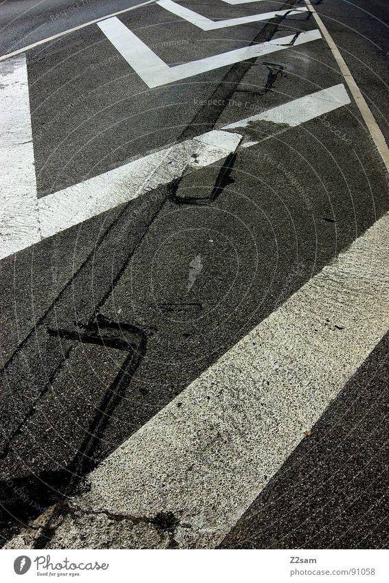 streifen machen schlank III Streifen Straßenverkehrsordnung Verkehr Teer Beton graphisch abstrakt einfach sehr wenige weiß dunkel gelb Stil Muster Verkehrswege