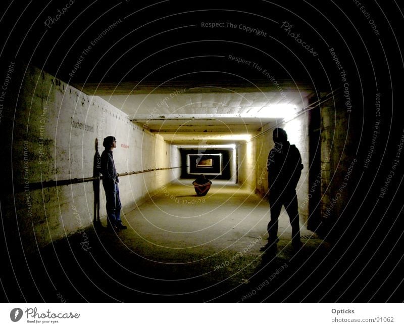 tunnelblick Tunnel dunkel Licht Denken Keller Notausgang Mann Schatten Mensch Ferne Gang