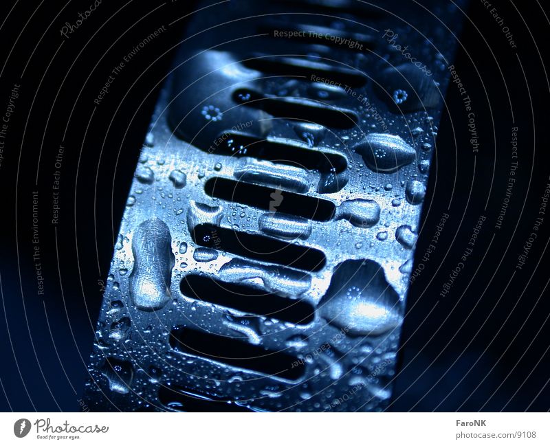Schelle Makroaufnahme Nahaufnahme Wassertropfen Metall blau Detailaufnahme Bildausschnitt Anschnitt Freisteller Vor dunklem Hintergrund Edelstahl nass feucht