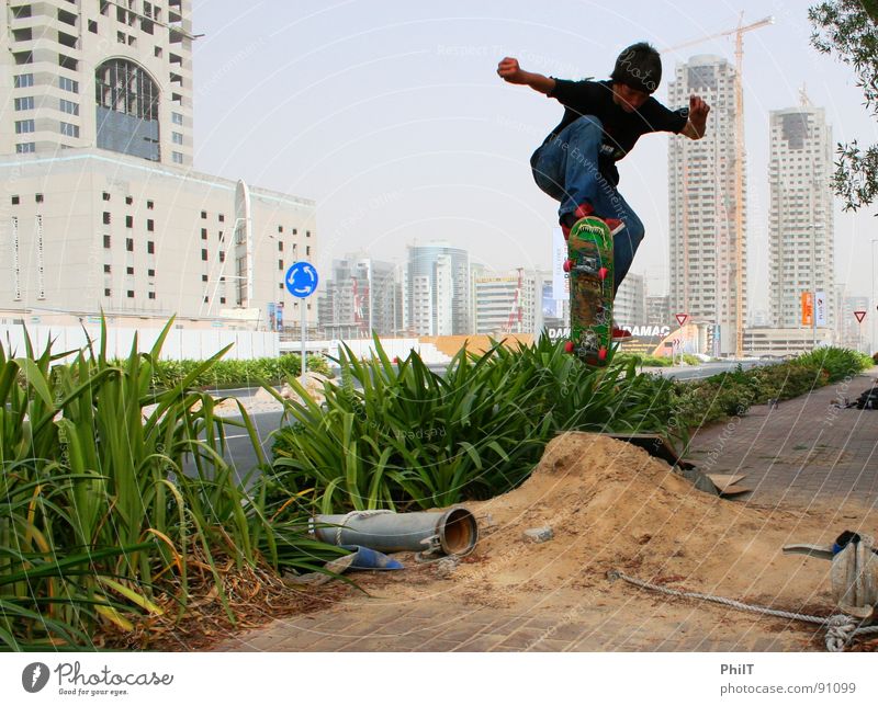 Skate Dubai Skateboarding Hochhaus Stadt springen Funsport Media City Dubai Schilfrohr Sand ollie