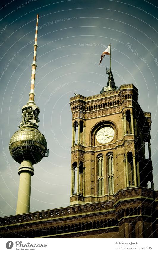Postkarte aus Berlin Alexanderplatz Rathaus Regierungssitz Bürgermeister Wahrzeichen Sender Antenne Fahne Turmuhr Denkmal historisch Hauptstadt