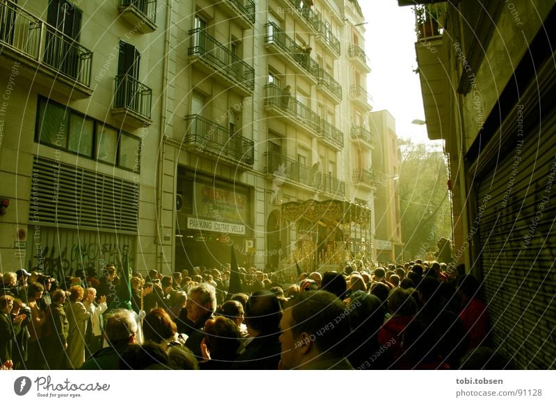 BCN Barcelona Spanien Semana Santa Menschenmenge Fassade Wagen Gegenlicht Lichteinfall Physik Menschengruppe Maske Wärme