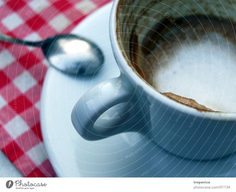 kaffee Espresso genießen Pause Löffel Tasse rot weiß Café Cappuccino Kaffeepause Tisch trinken Keramik leer Teller Getränk Ernährung loeffelchen coffein