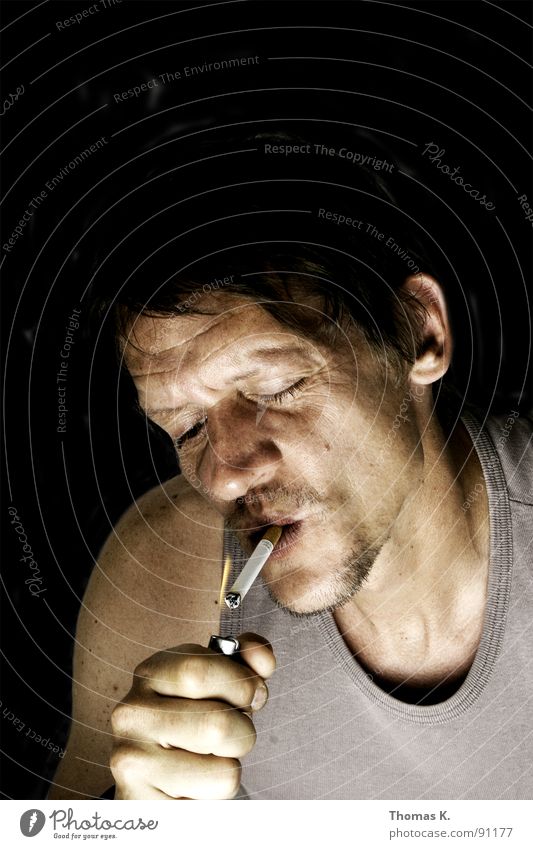 Tschicken bringt an um. Porträt Zigarette Feuerzeug Hand Verbote anzünden entzünden Brand Kopf Rauchen come on light my