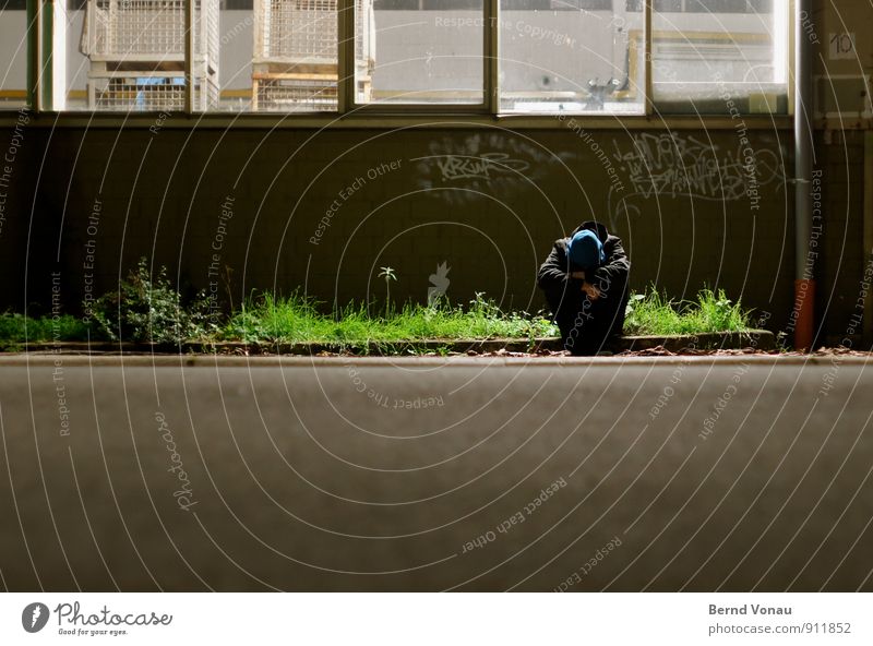 aussen.seiter Mann Erwachsene Gebäude Straße sitzen blau grün schwarz Pause obdachlos Hoffnungslosigkeit Kapuze Kapuzenpullover Lagerhalle Halle