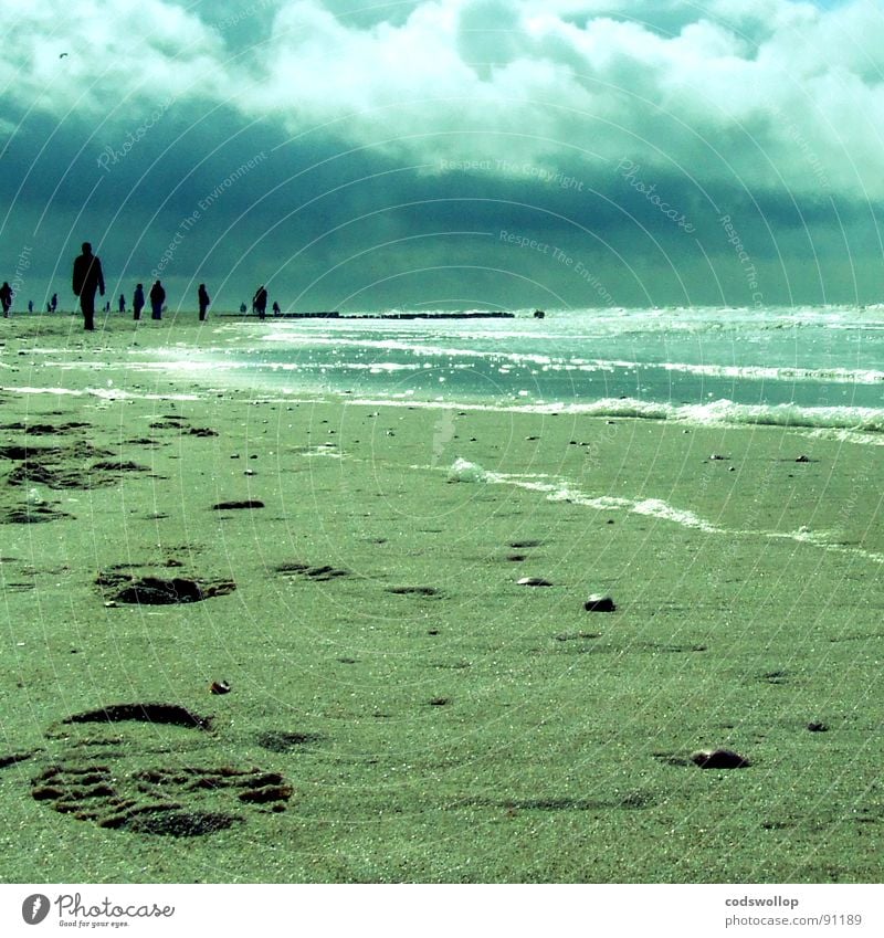 beachcombers Fußspur Strand Kieselsteine Wellen Schaum Wolken Küste Deutschland footprint Sand pebbles north sea Nordsee waves foam cloudy walk Spaziergang
