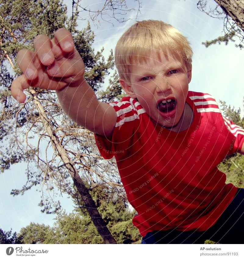 GRROOOAAAH! Junge Kind blond Grimasse Gesichtsausdruck Gefühle gestikulieren Krallen Zahnlücke Hand Finger Faust erschrecken Wut böse T-Shirt rot Wald