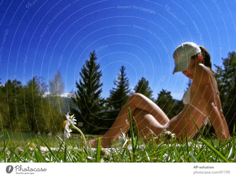 Gänseblümchen Gras Wiese Blume Bikini Frau Frühling Sommer Wohlgefühl Sonne himmelblau Frühlingsgefühle Gefühle Stil Bundesland Tirol schwungvoll Sonnenbad