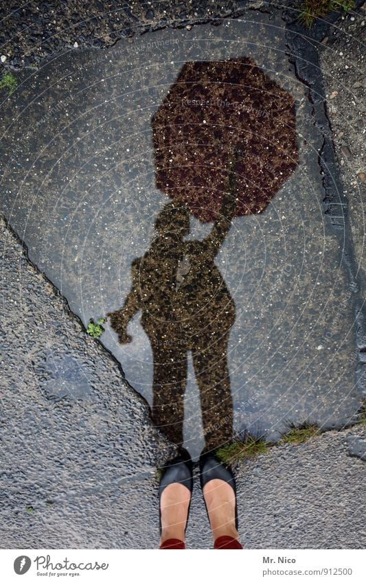 schirmherrin feminin Fuß 1 Mensch Wasser Klima schlechtes Wetter Regen Wege & Pfade Schuhe nass Regenschirm stehen warten Jahreszeiten Gewitter Herbst