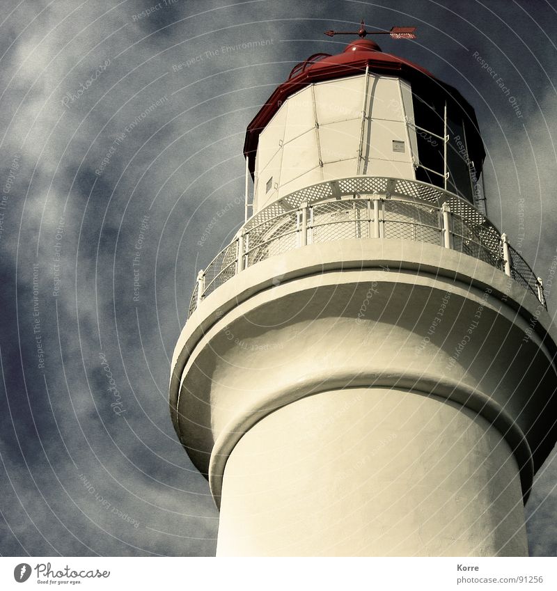 Der Turm am Meer IV Farbfoto Außenaufnahme Nahaufnahme Menschenleer Textfreiraum links Abend Froschperspektive Ferne Freiheit Himmel Wolken Wind Küste
