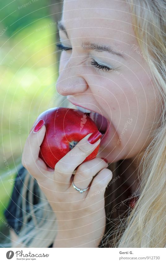 vegan Lebensmittel Frucht Apfel Ernährung schön Maniküre Nagellack Gesundheit Gesundheitswesen Gesunde Ernährung feminin Junge Frau Jugendliche Erwachsene Mund