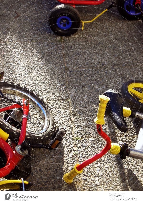 Fahren lernen Fahrrad Dreirad Beton Unfall Griff Sommer rot gelb Spielen Freude Verkehr bycicle accident Fahrradlenker Speichen bemse keine ahnung mehr velos