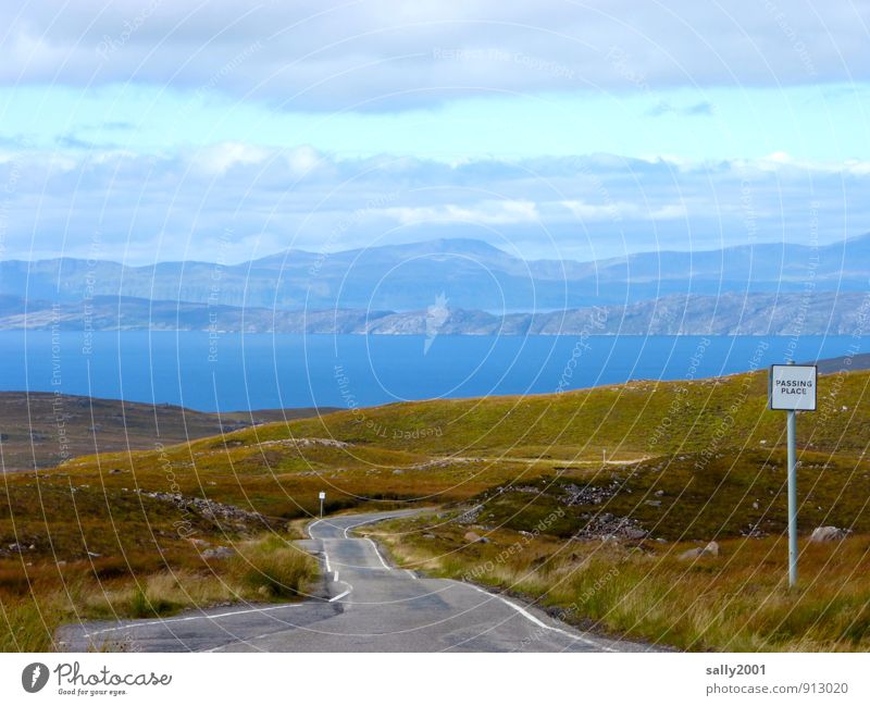 Ausweichstelle... Natur Landschaft Hügel Berge u. Gebirge Fjord Meer Schottland Großbritannien Verkehrswege Straße Verkehrszeichen Verkehrsschild Erholung