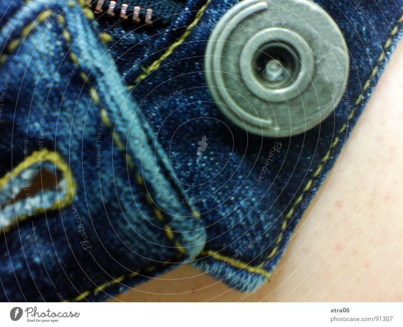 jeans 4 Hose Jeanshose Knöpfe Reißverschluss Stoff bereit Bekleidung offen Haut blau Kleidungsstück