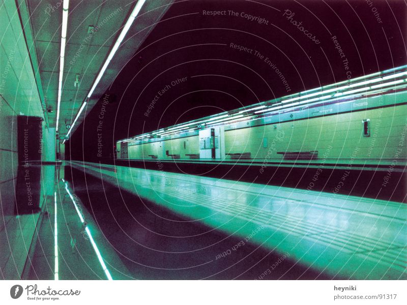 2020 U-Bahn graphisch grün Neonlicht Fluchtpunkt unterirdisch Tunnel Bahnhof Farbe Linie tunnnel Bank warten Science Fiction