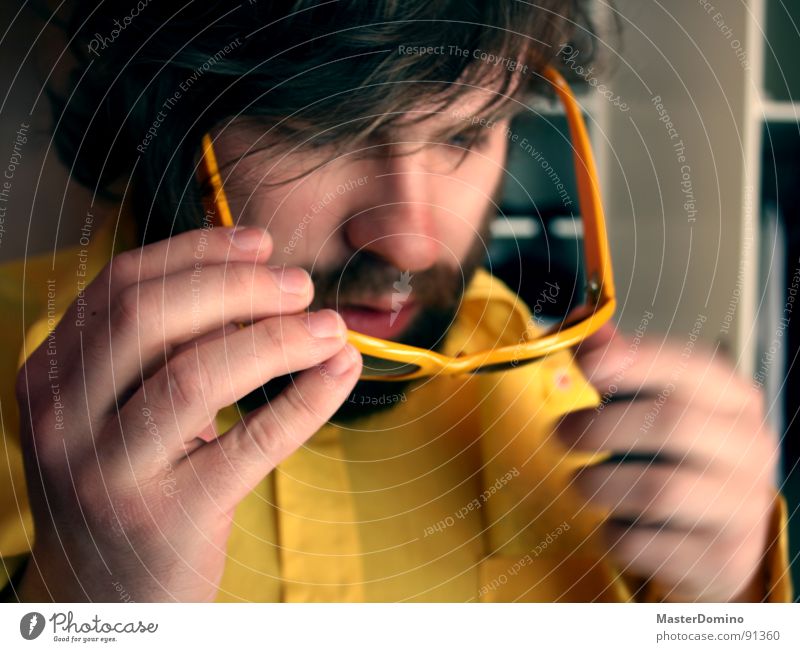 Mr Yellow Haare & Frisuren Gesicht Zufriedenheit ruhig Mensch Mann Erwachsene Jugendliche Kopf Auge Nase Mund Bart Hand Hemd Sonnenbrille Coolness gelb