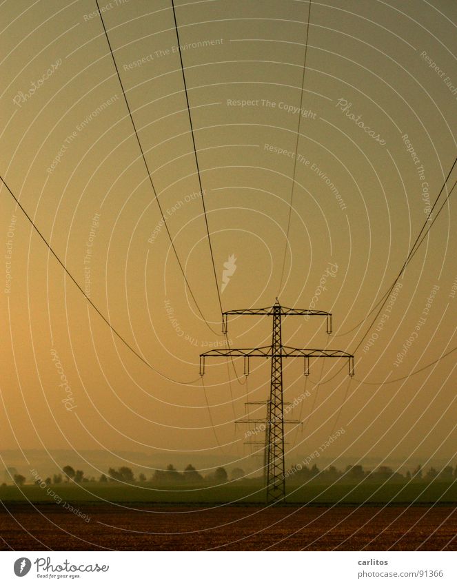 Das Land braucht Strom | CO2 Morgennebel Nebel Feld Elektrizität Strommast Dunst Wolken Farblosigkeit Gras Nebelschleier Hoffnung Tatendrang Schleier