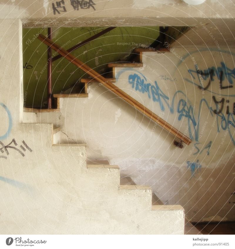 showtreppe Treppenhaus Eingang Ausgang dreckig schäbig Hinterhof Spray Graffiti Rauschmittel Tagger steigen Mieter Stadthaus Osten Renovieren verwohnt Haus