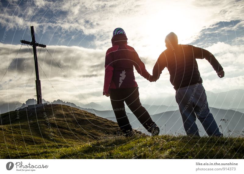 zusammen ist man weniger allein maskulin feminin 2 Mensch wandern Gipfel Gipfelkreuz Paar Hand in Hand Liebe Natur Alpen Glück Farbfoto