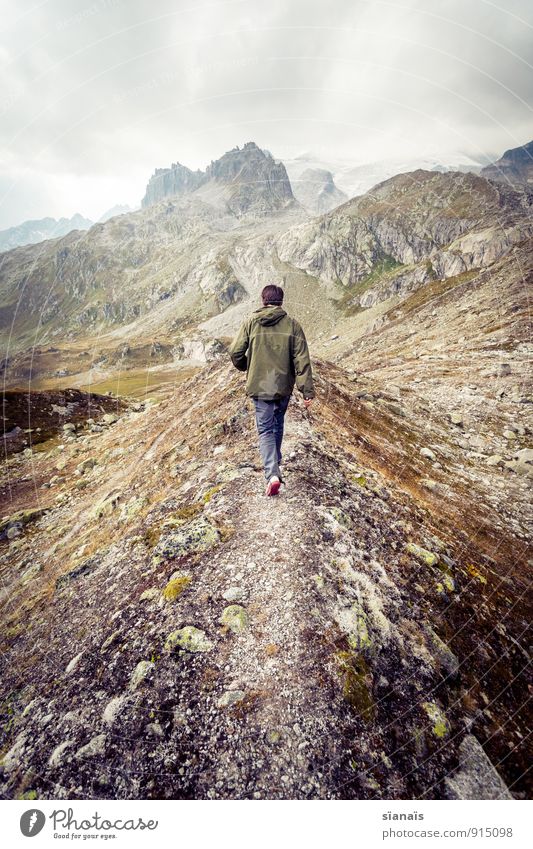 Spziergang nach Mordor Berge u. Gebirge gehen Schweiz Alpen Fußweg Pfadfinder wandern dramatisch Gewitterwolken Flucht Einsamkeit einzeln Gipfel Traurigkeit