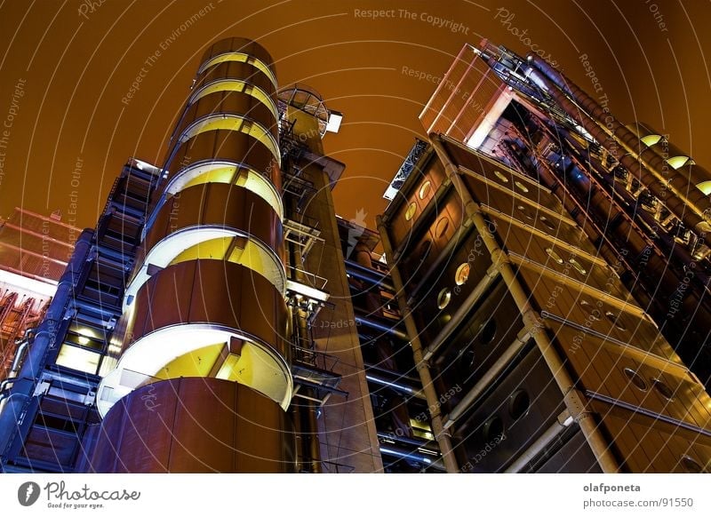 Lloyds Gebäude aus der Froschperspektive Chrom Fahrstuhl Sonnenenergie Stahl Stadt groß London einzigartig Hochhaus Balkon Nacht Licht Futurismus abstrakt