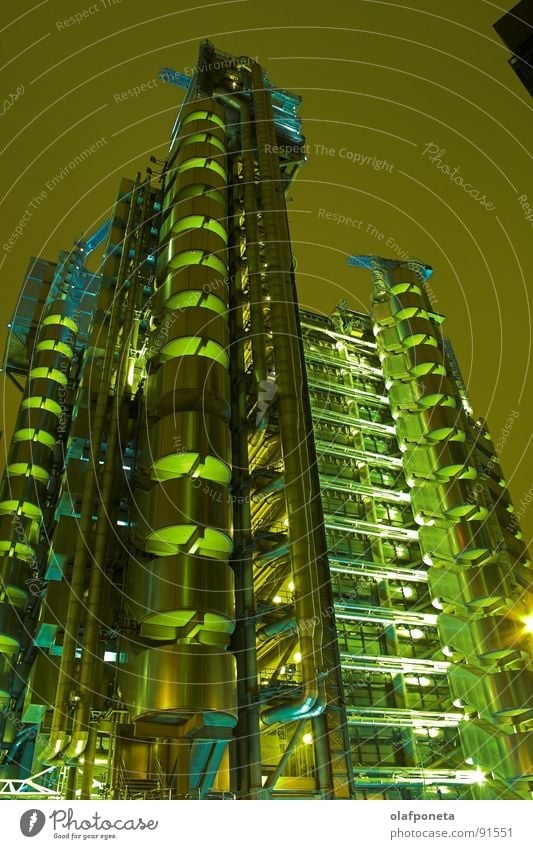 Lloyds Gebäude aus der Froschperspektive 2 Chrom Fahrstuhl Sonnenenergie Stahl Stadt groß London einzigartig Hochhaus Balkon Nacht Licht Futurismus abstrakt