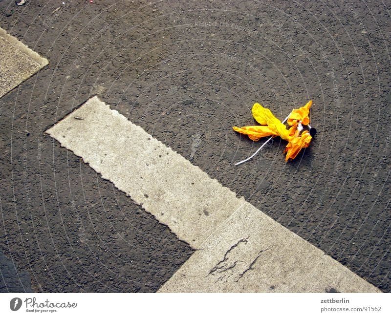 StVO : Straßenverkehrsordnung {f} = Highway Code Asphalt Fahrradweg Müll wegwerfen achtlos verlieren Banane Luftballon Straßenfest Fröhlichkeit Lebensfreude