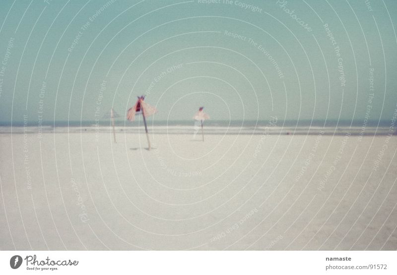 auf der suche nach der perfekten photographie 1 Niederlande Meer Strand weich türkis Sonnenschirm Horizont farbreduziert Sand
