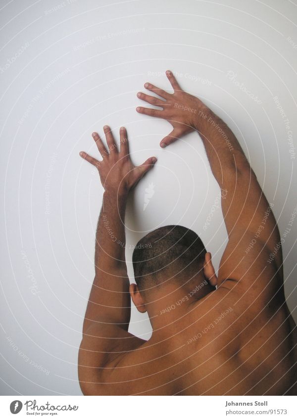 Tänzer 2 Wand anlehnen abstützen Brasilianer Mann Hand Angst Panik Kraft Dynamik dunkle Haut Elektrizität Gesichtsausdruck kämpfen Arme Muskulatur