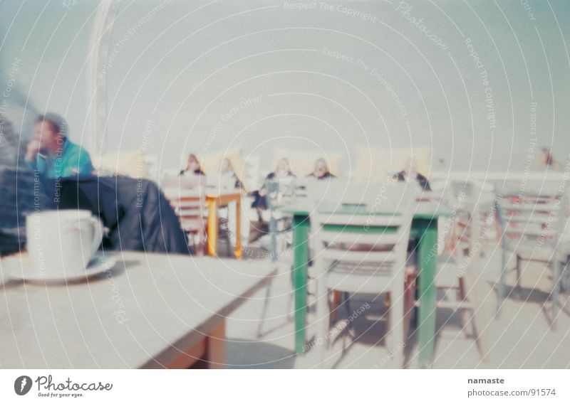 auf der suche nach der perfekten photographie 2 Niederlande Meer Strand weich türkis Sonnenschirm Horizont Strandcafé Tasse Stuhl farbreduziert Sand Mensch