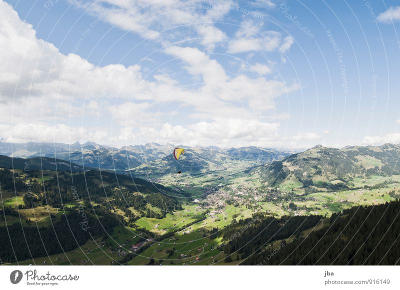 Flug über Gstaad ruhig Ausflug Sommer Berge u. Gebirge Flugsportarten Gleitschirmfliegen Landschaft Luft Alpen Saanenland Berner Oberland Fluggerät Farbfoto