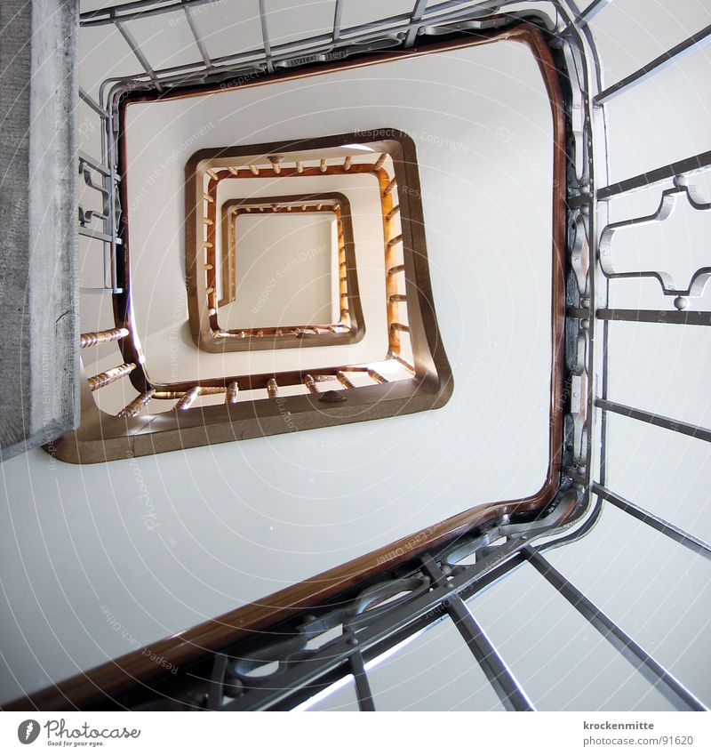Weg zur Mitte Treppenhaus Spirale aufsteigen Haus eckig Flur Treppengeländer Halterung Symmetrie Treppen steigen abwärts aufwärts Architektur