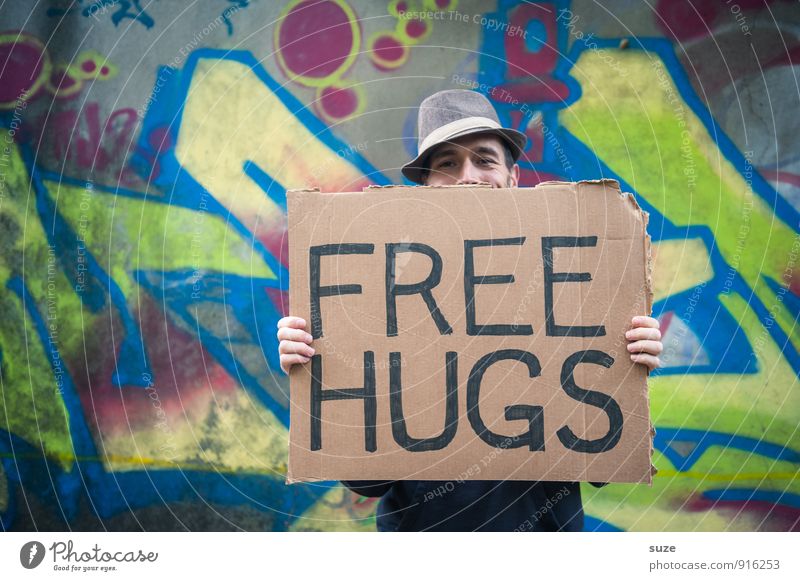 Free Hugs mit Hut Lifestyle Stil Freude Freizeit & Hobby Valentinstag Mensch maskulin Junger Mann Jugendliche Erwachsene Gesicht 1 18-30 Jahre Accessoire