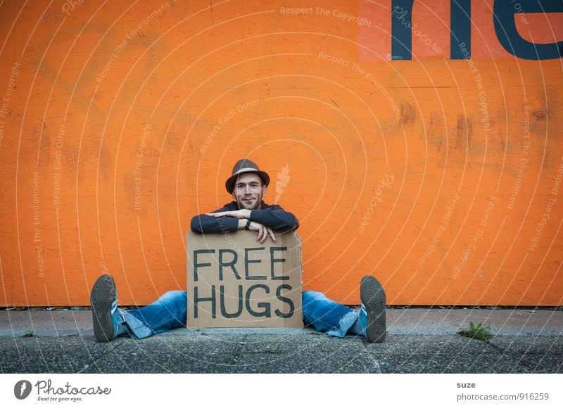 Free Hugs Lifestyle Stil Freude Glück Freizeit & Hobby Valentinstag Mensch maskulin Junger Mann Jugendliche Erwachsene Freundschaft Hut Schriftzeichen