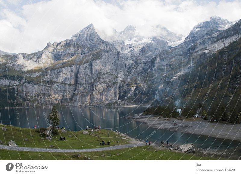 Oeschinensee Erholung Tourismus Ausflug Sommer Sommerurlaub Berge u. Gebirge wandern Landschaft Herbst Felsen Alpen See Berner Oberland Kandersteg Ausflugsziel