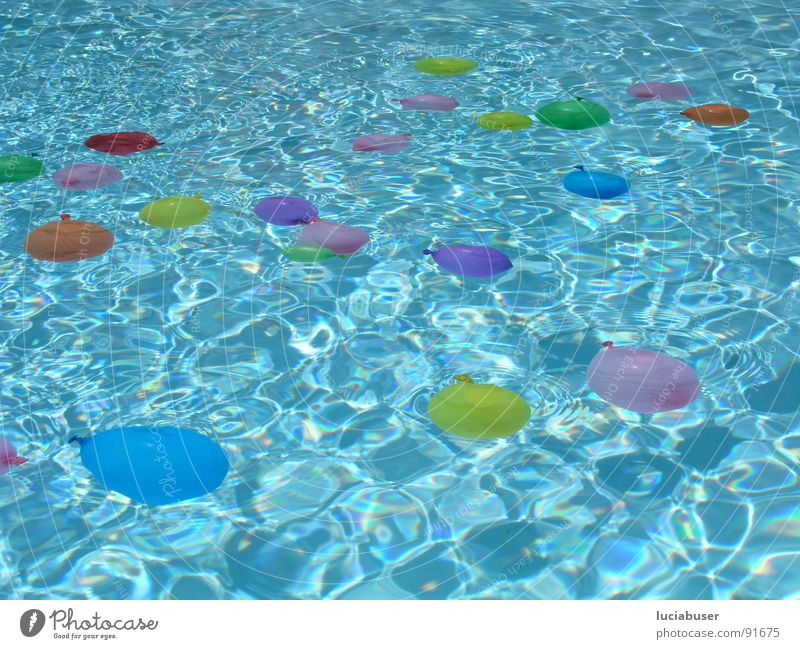 bubbles1 Luftballon Schwimmbad Kindergeburtstag Schwerelosigkeit mehrfarbig Spielen Party Freude Sommer