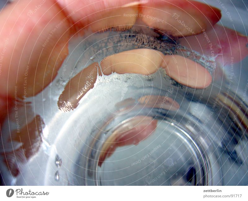 Durst Wasserglas trinken Getränk Glas durchsichtig Hand Finger festhalten Haushalt obskur Flüssigkeit stoffwechsel innere werte urinprobe Innenaufnahme