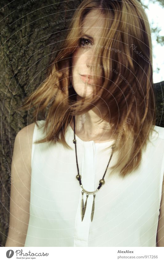 Nahes Portrait einer jungen, rothaarigen Frau vor einem Baum Stil Junge Frau Jugendliche 18-30 Jahre Erwachsene Natur Schönes Wetter Bluse Schmuck Halskette