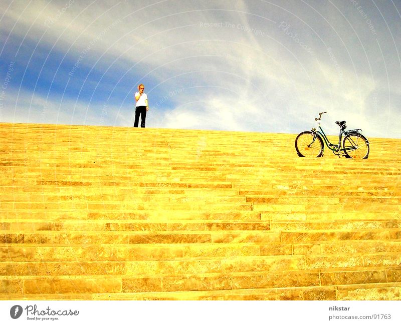 großes fragezeichen Fahrrad Mann Wolken gelb grau Bewegung blond Dresden Sonne Schönes Wetter Verkehrswege Freizeit & Hobby Jugendliche Treppe Mensch Himmel