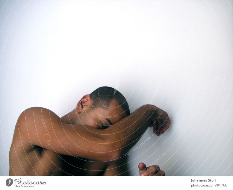 Tänzer 4 Mann Hand Wand Brasilianer Tanzen gefährlich Haut Arme Schutz Angst weiße Wand dunkle Haut Muskulatur Bewegung Dansa Theaterschauspiel
