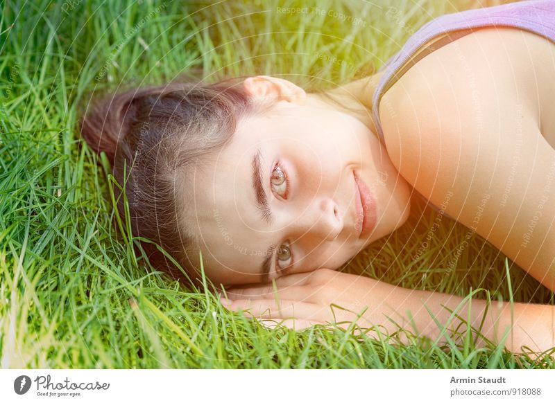 Liegen - Frau - Lächeln - Wiese Lifestyle schön Erholung Mensch feminin Erwachsene Jugendliche Gesicht Hand 1 13-18 Jahre Kind Natur Frühling Sommer Gras liegen