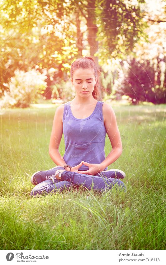 Zazen Lifestyle Wellness Erholung Meditation Sommer Yoga Mensch feminin Frau Erwachsene Jugendliche 1 13-18 Jahre Kind Natur Park Wiese sitzen Gesundheit