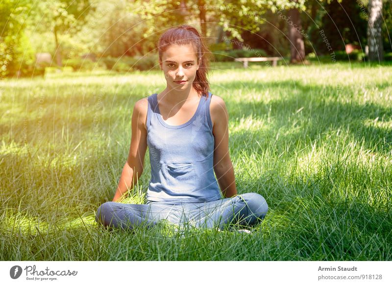 Wille Lifestyle Leben Erholung Meditation Yoga Mensch feminin Frau Erwachsene Jugendliche 1 13-18 Jahre Kind Natur Frühling Sommer Schönes Wetter Wiese Lächeln
