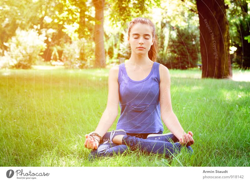 Meditation Lifestyle Gesundheit Wellness Erholung Sommer Yoga Mensch feminin Frau Erwachsene Jugendliche 1 Natur Park Wiese sitzen positiv schön Gefühle