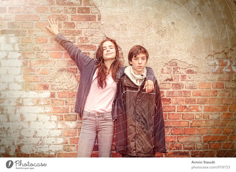 Porträt zweier Geschwister Lifestyle maskulin feminin Jugendliche Arme 2 Mensch 13-18 Jahre Kind Mauer Wand Liebe Fröhlichkeit Zusammensein schön lustig positiv