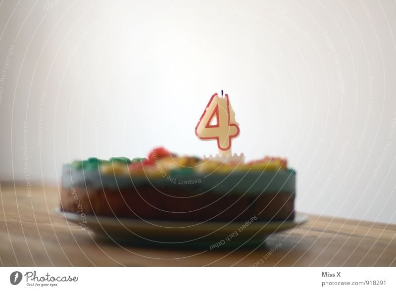 4 Lebensmittel Teigwaren Backwaren Ernährung Feste & Feiern Geburtstag Kerze lecker süß Kindheit Geburtstagstorte Kuchen Torte Farbfoto mehrfarbig Innenaufnahme