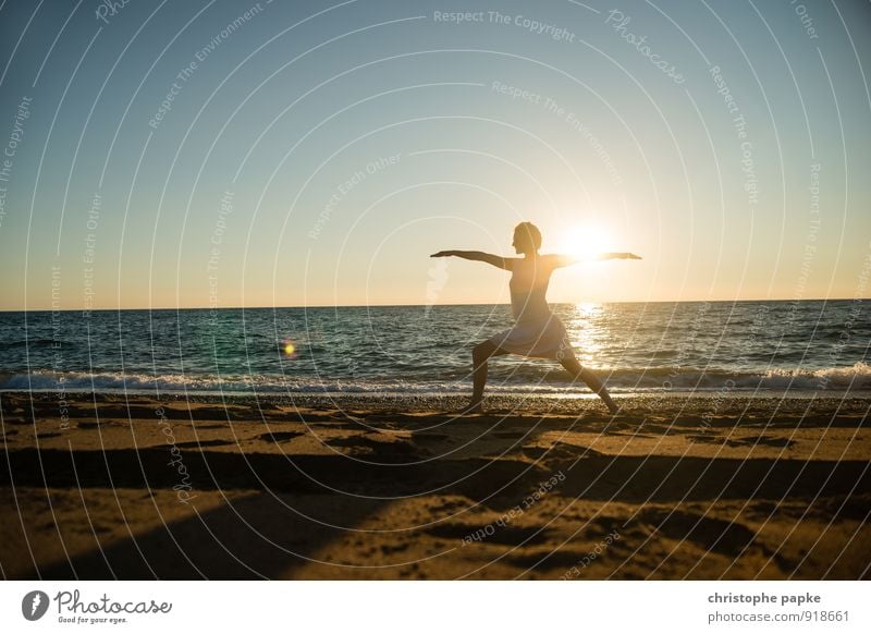 Frau macht Yoga am Strand am Abend im Sonnenuntergang sportlich Fitness Leben harmonisch Wohlgefühl Erholung Meditation Ferien & Urlaub & Reisen Sommer