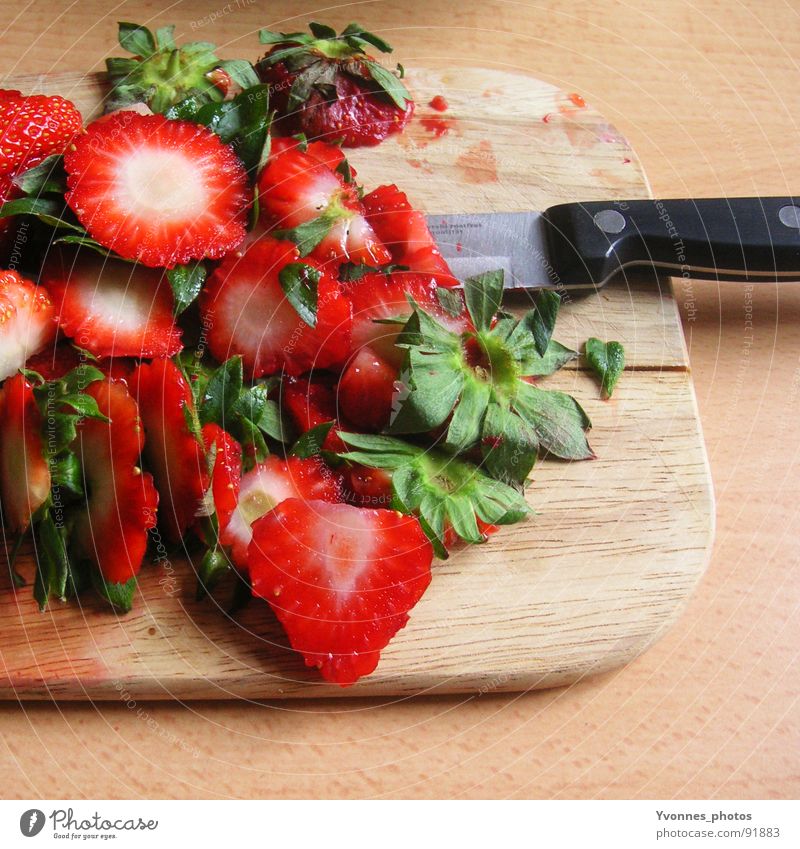 Erdbeer-Massaker geschnitten Holz Küche Messer Vitamin Ballaststoff Grünpflanze Rest Biomüll Hausmüll Kompost entsorgen Müll grün rot Sommer Produktion
